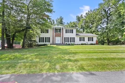 17 Rochelle Dr, Clarkstown, NY 10956