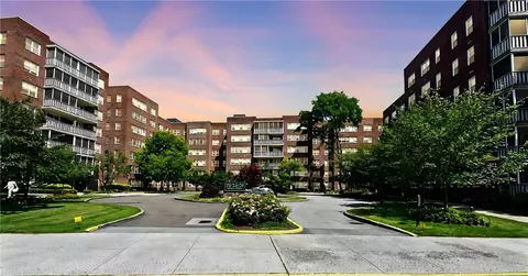 250 Garth Rd #4E3, Scarsdale, NY 10583