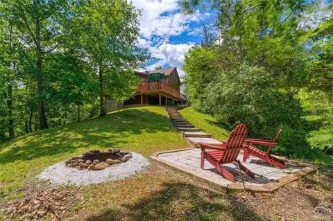 3 Superstitious Dr, Coxsackie, NY 12051