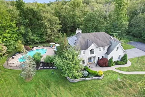 35 Sutherland Dr, Woodbury Town, NY 10930