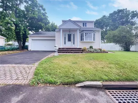 786 S 4th St, Lindenhurst, NY 11757