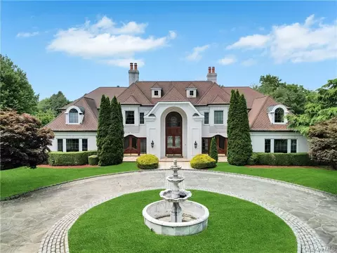 4 Old Wagon Ln, North Hempstead, NY 11568