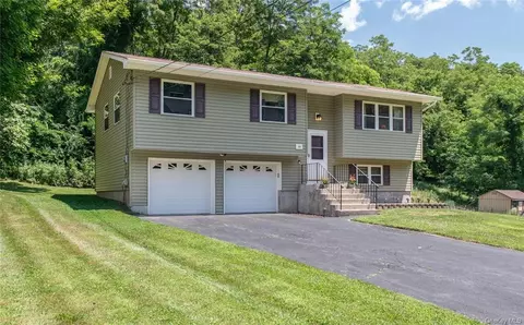 69 Camelot Rd, Poughkeepsie, NY 12601