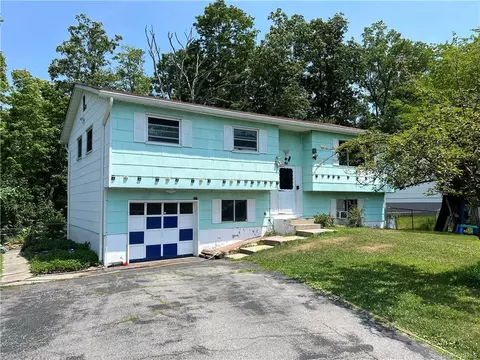 75 Rolling Meadows Rd, Wallkill, NY 10940
