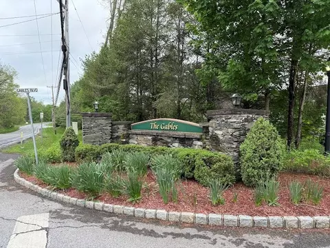 30 Naples Dr, Poughkeepsie, NY 12603