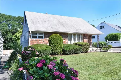 105 Gailmor Dr, Yonkers, NY 10710