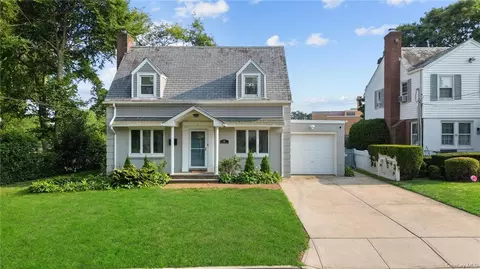 10 Lake Dr, Hempstead, NY 11580