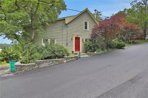 8 Sands Dock Rd, Milton, NY 12547