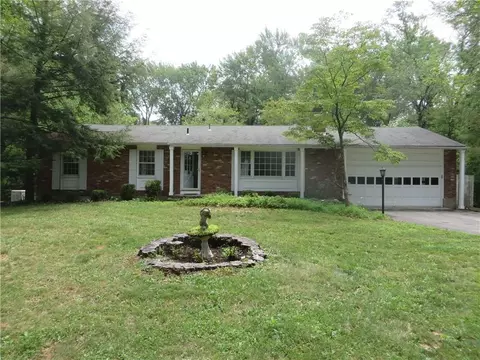 8 Margaret Dr, Hyde Park, NY 12538