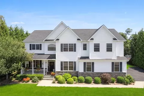44 Spy Glass Hl, East Fishkill, NY 12533