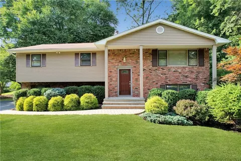 1 Graphic Ct, Clarkstown, NY 10994