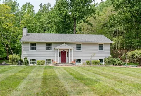3 Larkspur Dr, East Fishkill, NY 12533