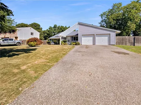 359 Jamaica Ave, Medford, NY 11763