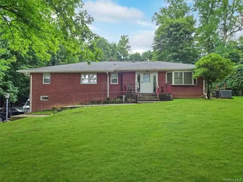 10 Milrose Ln, Ramapo, NY 10952