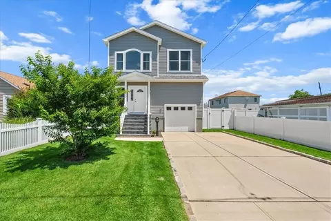 207 E Shore Rd, Lindenhurst, NY 11757
