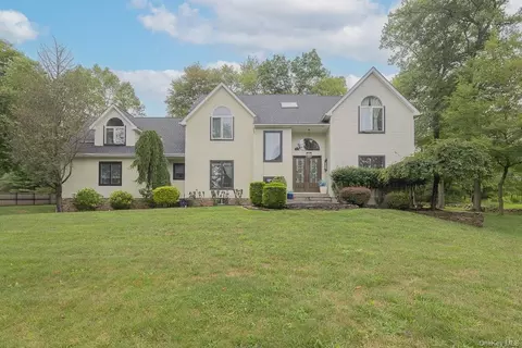 7 Hawk Nest Rd, Tomkins Cove, NY 10986