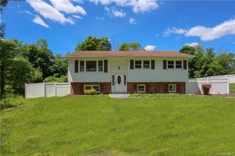 11 Rainbow Dr, Woodbury, NY 10930