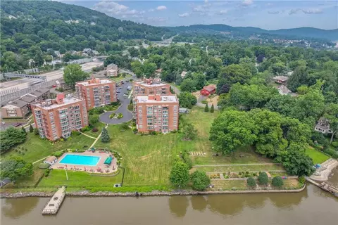 2 Salisbury Pt #2C, Orangetown, NY 10960