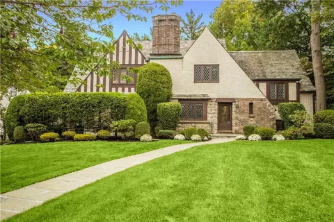 206 Overlook Rd, New Rochelle, NY 10804