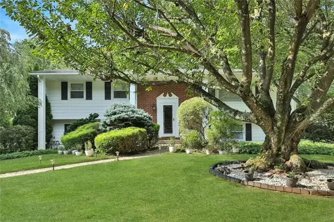 22 Kent St, Clarkstown, NY 10956