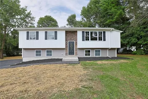4 Heather Ln, Wallkill, NY 12589