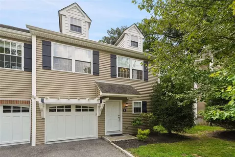 8 Robert Rinaldi Ln, Ossining, NY 10562