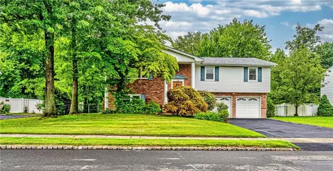 124 Lake Nanuet Dr, Clarkstown, NY 10954