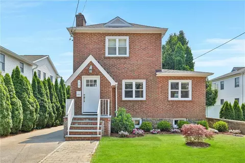 90 Oak St, Harrison, NY 10528