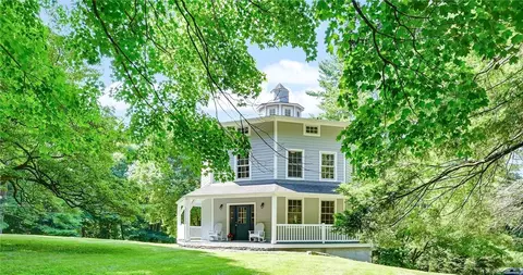 47 Round House Rd, Bedford, NY 10506