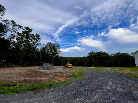 324 Lake Rd, New Windsor, NY 12577