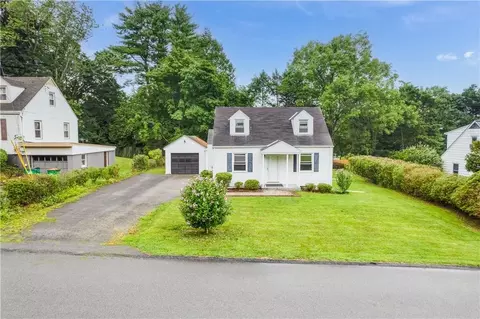41 Kinderhook Dr, Poughkeepsie, NY 12603