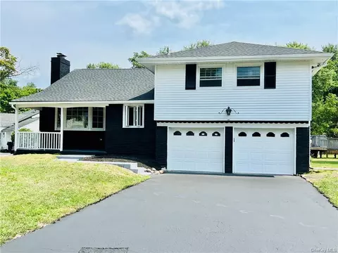 1 Horseshoe Bnd, New Windsor, NY 12553