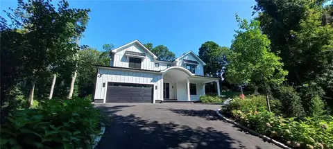 370 Locust Ln, North Hempstead, NY 11577