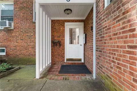 3 Edwards St #1E, North Hempstead, NY 11577