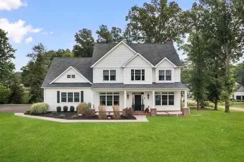 40 Briarwood Ln, New Windsor, NY 12553