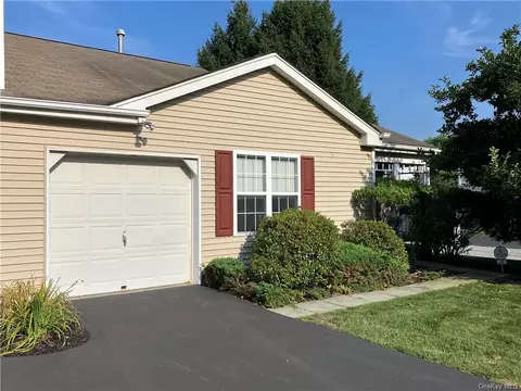 28 Bridgewater Way, Poughkeepsie, NY 12601