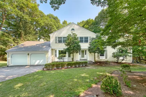 22 Mountain Peak Rd, New Castle, NY 10514