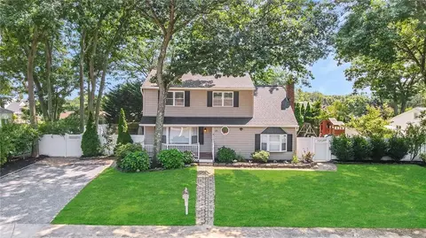 25 Smithtown Cres, Smithtown, NY 11787