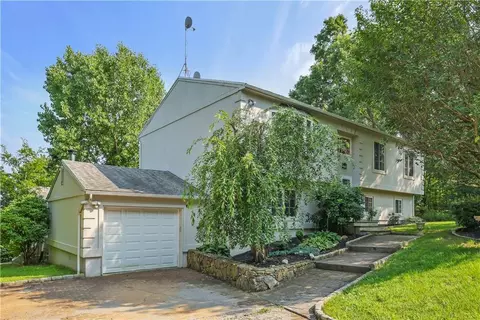 44 Crest Dr, Mahopac, NY 10541