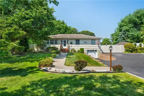 318 Mount Pleasant Rd, Hauppauge, NY 11788