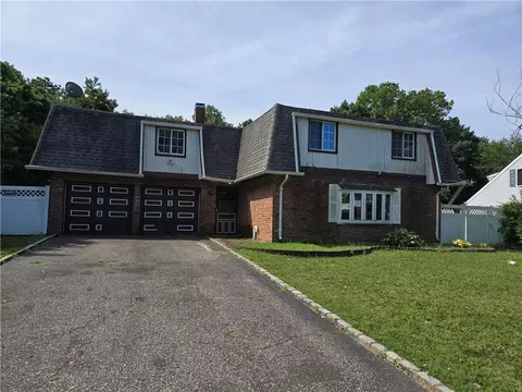 10 Sunburst Ln, Bellport, NY 11713