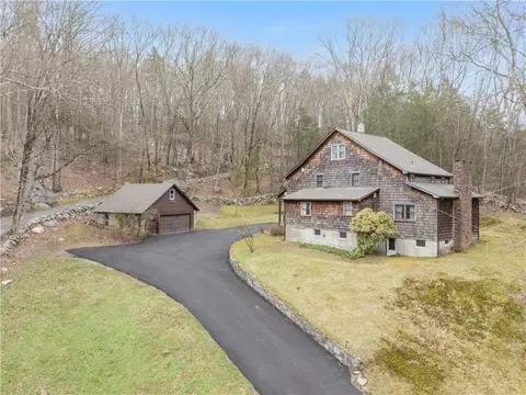2 Rush Dr, Putnam Valley, NY 10579