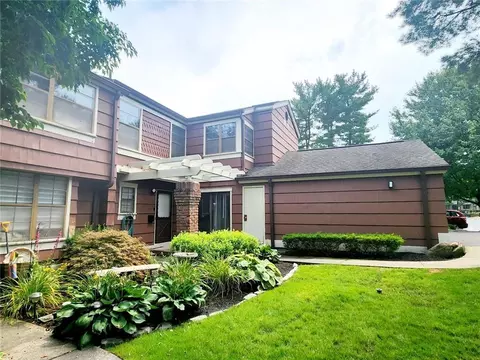 95 Treetop Cir #95, Clarkstown, NY 10954