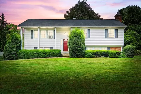 2883 Saddle Ridge Dr, Yorktown, NY 10598