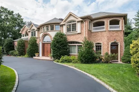 17 Dogleg Ln, North Hempstead, NY 11577