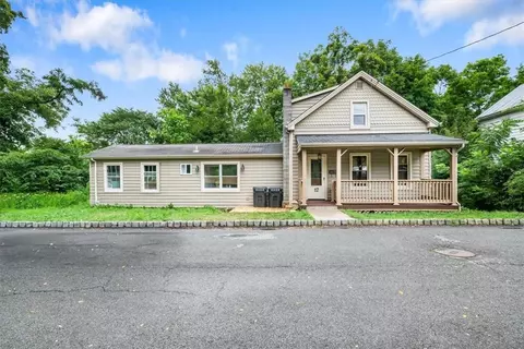 17 Locust St, Walden, NY 12586