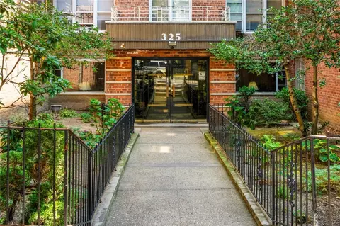 325 E 201st St #3C, New York, NY 10458