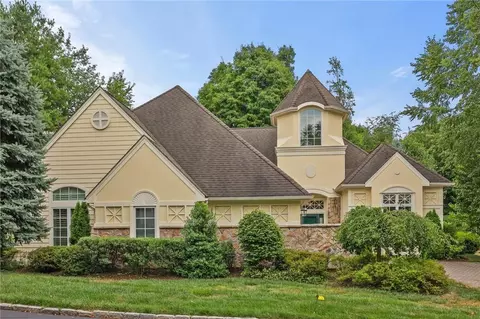 2 Stony Gate Oval, New Rochelle, NY 10804