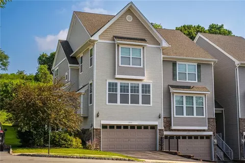 2202 Hawthorn Way, New Windsor, NY 12553