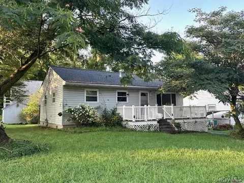 3 Van Wyck Dr, Poughkeepsie, NY 12601